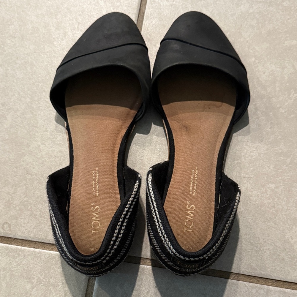 TOMS Women's Black and Tan Flats